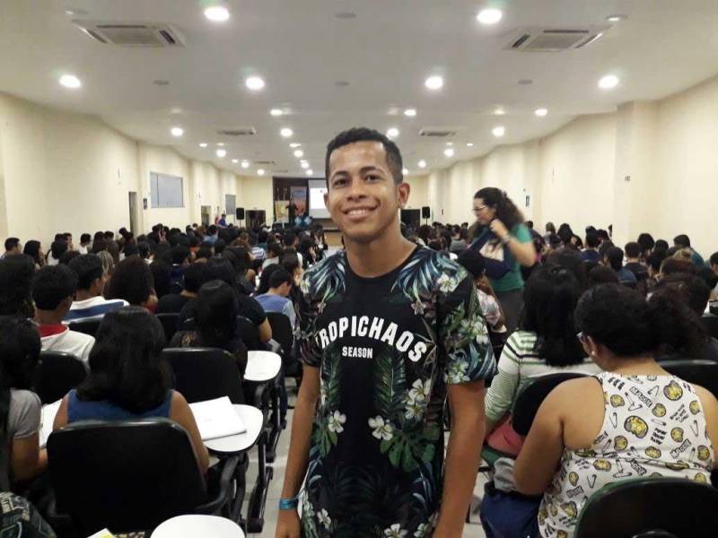 Neste domingo (25), o Pro Paz Enem iniciou o calendário de "aulões" preparatórios gratuitos para os estudantes que prestarão o Exame Nacional do Ensino Médio (Enem). A caravana é uma realização do Governo do Estado do Pará, por meio da Fundação Pro Paz, Secretaria Extraordinária de Municípios Sustentáveis (Semsu) e a Secretaria de Educação do Pará (Seduc). “Estamos abrindo de maneira inédita, em março, praticamente junto com o calendário de aulas da Seduc, os ‘aulões’ do Pro Paz Enem e já vemos um resultado positivo, pois temos mais de 1.500 alunos entre inscritos e que se inscreveram na hora. Fomos pegos de surpresa, pois não esperávamos tanta gente; o auditório lotou e tivemos que providenciar mais cinco salas. O mais importante é saber que ninguém voltou pra casa sem aula. A procura mostra que o PPE está consolidado na sociedade paraense”, afirmou Mônica Altman, presidente da Fundação Pro Paz. Na foto, Igor Alan Santos, de 17 anos, que pretende cursar Engenharia Civil na Universidade Federal do Pará (UFPA).
FOTO: EMANUELE CORRÊA / ASCOM PRO PAZ
DATA: 25.03.2018
BELÉM - PARÁ <div class='credito_fotos'>Foto: EMANUELE CORRÊA / ASCOM PRO PAZ | <a href='/midias/2018/originais/66555077-ff78-493e-a3ad-7ab4c65513f6.jpg' download><i class='fa-solid fa-download'></i> Download</a></div>