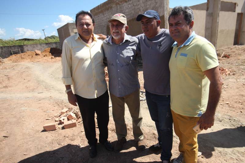 O município de Itaituba, localizado a cerca de 1,3 mil quilômetros de Belém, no sudoeste do Pará, recebeu agenda do Governo do Estado nesta terça-feira (3). O governador Simão Jatene visita uma série de obras no município, entre elas a da escola com 12 salas de aula (foto) que está sendo construída no distrito de Miritituba e do Hospital Regional Público do Tapajós. A comitiva governamental fará inspeção ainda nas obras do novo sistema de abastecimento e tratamento de água da Companhia de Saneamento do Pará (Cosanpa).
FOTO: MARCELO LELIS / AG. PARÁ
DATA: 03.07.2018
ITAITUBA - PARÁ <div class='credito_fotos'>Foto: Marcelo Lelis / Ag. Pará | <a href='/midias/2018/originais/6656d770-7704-485a-9205-29489815a374.jpg' download><i class='fa-solid fa-download'></i> Download</a></div>