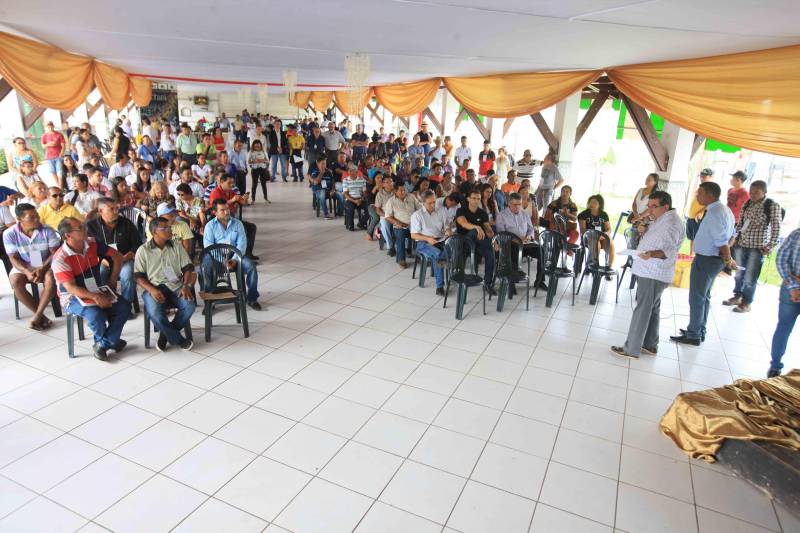 Mais de 300 produtores compareceram à arena Bira's, em Igarapé-Miri, no nordeste paraense, na manhã de quinta-feira (15), em busca de informações sobre crédito, qualificação profissional, regularização fundiária e cadeia produtiva. O público foi atendido pela "Caravana Pará 2030 - Igarapé-Miri", promovida pelo governo do Estado, que levou ao município os serviços de várias secretarias, bancos e instituições ligadas à produção e à intermediação de negócios. Na foto, o titular da Sedeme, Adnan Demachki.
FOTO: RODOLFO OLIVEIRA / AG. PARÁ
DATA: 16.03.2018
IGARAPÉ-MIRI - PARÁ <div class='credito_fotos'>Foto: Rodolfo Oliveira/Ag. Pará | <a href='/midias/2018/originais/6661fcfe-9394-42fd-9f82-6a7a4c7fe1ae.jpg' download><i class='fa-solid fa-download'></i> Download</a></div>