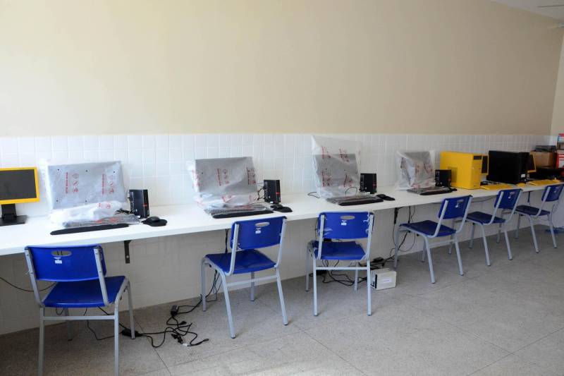 Nesta terça-feira (20), a Seduc-PA realizou visita em duas escolas reformadas, em Belém, que beneficia cerca de 1.030 alunos. A Escola Estadual Pinto Marques (foto), no bairro de Nazaré, e a Escola Estadual Dr. Mário Chermont, no bairro da Cremação.
FOTO: FERNANDO NOBRE / ASCOM SEDUC
DATA: 21.11.2018
BELÉM - PARÁ <div class='credito_fotos'>Foto: FERNANDO NOBRE/ASCOM SEDUC | <a href='/midias/2018/originais/6667a23f-ef1f-4c9b-9bd6-871092743d93.jpg' download><i class='fa-solid fa-download'></i> Download</a></div>