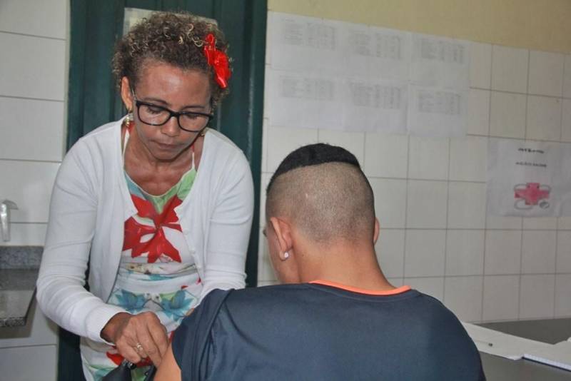 Sessenta adolescentes em conflito com a lei e privados de liberdade participaram de uma ação de saúde no Centro Socioeducativo de Benevides (CSEB), na Região Metropolitana de Belém (RMB), nos dias 3 e 4. A ação é resultado de uma parceria entre a Fundação de Atendimento Socioeducativo do Pará (Fasepa) e a Secretaria de Estado de Saúde Pública (Sespa). Foram prestados atendimentos de saúde aos jovens, garantindo acesso à saúde no Sistema Único de Saúde (SUS), no que diz respeito à promoção, prevenção, assistência e recuperação dos jovens. O calendário de ações começou na segunda quinzena de março, no Centro de Internação do Adolescente Masculino (Ciam), localizado em Marabá, no sudeste do Estado, e vai até a próxima quinta-feira (05), com atendimento aos jovens das unidades socioeducativas em semiliberdade.
FOTO: ALBERTO PASSOS / ASCOM FASEPA
DATA: 04.04.2018
BENEVIDES - PARÁ
<div class='credito_fotos'>Foto: ALBERTO PASSOS/ ASCOM FASEPA | <a href='/midias/2018/originais/666c23b3-b073-4905-a234-17091b3eb997.jpg' download><i class='fa-solid fa-download'></i> Download</a></div>