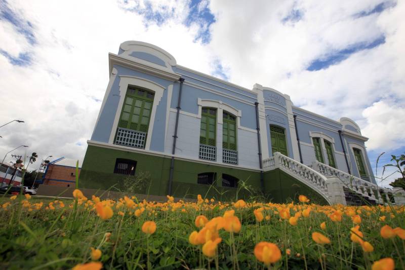 A inauguração do Liceu de Música de Bragança, neste dia 15, pode ser entendida como acontecimento de rotina de governo, mas a entrega das instalações, que ocupam um prédio da primeira metade do século passado, e um teatro contemporâneo, tem um significado para além dos acontecimentos de agenda da administração pública.

FOTO: MÁCIO FERREIRA / AG. PARÁ
DATA: 14.12.2018
BRAGANÇA - PARÁ <div class='credito_fotos'>Foto: MÁCIO FERREIRA/ AG. PARÁ   |   <a href='/midias/2018/originais/6671c4c6-3d7f-4a52-989d-859b17ff8438.jpg' download><i class='fa-solid fa-download'></i> Download</a></div>
