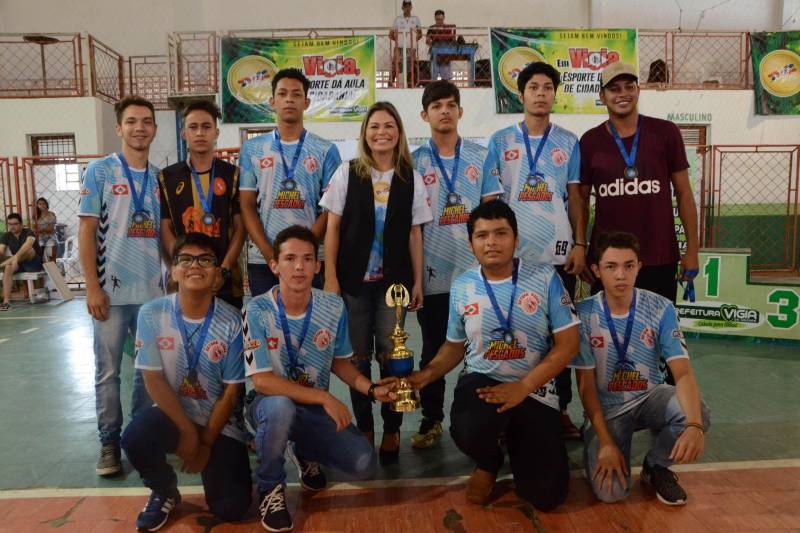 As escolas estaduais dos municípios de Vigia, Augusto Corrêa e Benevides venceram a primeira regional dos Jogos Estudantis Paraenses (Jeps), que chegou ao fim neste sábado, 5, em Vigia de Nazaré, no nordeste paraense, após cinco dias de competição. As vagas no Handebol Masculino e Feminino B (atletas de 15 a 17 anos) ficaram com as escolas de Vigia: Escola Técnica de Vigia (EETEPA) e Escola Estadual Bertoldo Nunes, respectivamente. Também no Handebol Feminino, categoria A (12 a 14 anos), a vitória foi da Escola Barão do Guajará, de Vigia. Os Jeps ocorrem há 60 anos por iniciativa do Governo do Estado por meio do Núcleo de Esporte e Lazer (NEL) da Secretaria de Estado de Educação (Seduc), com apoio das prefeituras municipais. Na foto, time de handebol campeão.
FOTO: FERNANDO NOBRE / ASCOM SEDUC
DATA: 05.05.2018
VIGIA - PARÁ <div class='credito_fotos'>Foto: FERNANDO NOBRE/ASCOM SEDUC | <a href='/midias/2018/originais/6678ce1f-21cc-47ca-8be5-d5fc5b3c84ee.jpg' download><i class='fa-solid fa-download'></i> Download</a></div>