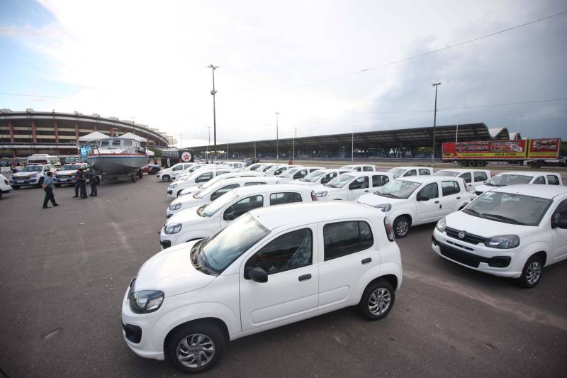 O Governo do Estado entregou, na tarde desta quinta-feira (05), 08 pick-ups e 08 SUVs e mais duas lanchas transatlânticas que irão reforçar a segurança pública nos municípios de Braganca, Capanema, Curuçá e Capanema, no nordeste do Estado e Parauapebas e Marabá na região Sudeste e Breves, no Marajó. O governo também entregou 50 ambulâncias que irão fortalecer a saúde básica nestes municípios. Os equipamentos (foto) foram adquiridos através de recursos provenientes de emendas parlamentares do deputado Wladimir Costa. O evento contou com a presença do governador Simão Jatene, do secretário de Segurança e Defesa Social, Luis Fernandes, do secretário de Saúde Pública Vitor Matheus , prefeitos e outros representantes dos municípios. As viaturas foram repassadas aos municípios dentro do Plano de Ações Imediatas em Segurança Pública que foi elaborado em fevereiro deste ano e que tem , entre outras ações , o reforço das guardas municipais.
FOTO: THIAGO GOMES / AG. PARÁ
DATA: 04.07.2018
BELÉM - PARÁ <div class='credito_fotos'>Foto: Thiago Gomes /Ag. Pará | <a href='/midias/2018/originais/667db2e1-c229-4c3c-bc30-c20d441be252.jpg' download><i class='fa-solid fa-download'></i> Download</a></div>