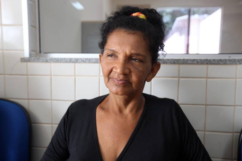 No último dia 14, a dona de casa Francisca Correa (foto) foi assaltada quando saia da igreja, no município de Primavera, nordeste do estado. dois rapazes a derrubaram da bicicleta e levaram sua bolsa. Francisca acabou se tornando uma das primeiras usuárias da nova Unidade Integrada de Polícia Pro Paz (UIPP) em Primavera. "Cheguei, fui rapidamente atendida e os dois rapazes já foram, inclusive, presos", disse. Francisca, que voltou à UIPP nessa segunda-feira, dia 19, para buscar o boletim de ocorrência. Coincidentemente, o mesmo dia em que a unidade foi oficialmente entregue à população pelo governador Simão Jatene. Não que a gente goste de vir aqui, né?", afirmou Francisca. Delegacia nunca é bom, completou a dona de casa. "Mas, quando a gente chega num lugar novo e é bem atendida, aí se sente mais tranquila, principalmente numa hora de sofrimento como essa, de um assalto", concluiu.
FOTO: RODOLFO OLIVEIRA / AG. PARÁ
DATA: 19.03.2018
PRIMAVERA - PARÁ <div class='credito_fotos'>Foto: Rodolfo Oliveira/Ag. Pará | <a href='/midias/2018/originais/66849495-acf8-4e97-aeb1-60007975b444.jpg' download><i class='fa-solid fa-download'></i> Download</a></div>