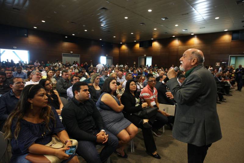 O primeiro dia do Fórum Permanente de Prefeitas e Prefeitos dos Municípios Sustentáveis contou com a participação de 85 prefeitos , 17 vices e 21 secretários municipais dos 141 municípios manifestaram interesse em adotar as diretrizes do programa. Para o governador Simão Jatene (foto), esta grande participação simboliza a união de agentes públicos que colocaram os interesses coletivos acima dos interesses individuais para construir um estado melhor para todos. Com o tema “Gestão Compartilhada”, o evento traz as experiências e os desdobramentos das agendas governamentais que foram planejadas em parceria com as gestões municipais. Através da Secretaria Extraordinária de Municípios Sustentáveis (Semsu) Governo do Pará, por meio da Semsu, investe na capacitação dos municípios para a promoção de uma gestão fiscal eficiente. Para Izabela Jatene, este primeiro dia serviu para sinalizar o quanto os gestores estão preocupados com o equilíbrio da questão fiscal dos municípios e em desenvolver uma governança compartilhada para desenvolver seus municípios.
FOTO: ANTÔNIO SILVA / AG. PARÁ
DATA: 07.02.2018
BELÉM - PARÁ <div class='credito_fotos'>Foto: Antônio Silva/Ag. Pará | <a href='/midias/2018/originais/668f730d-23fd-466d-8d1c-268b30e0becc.jpg' download><i class='fa-solid fa-download'></i> Download</a></div>