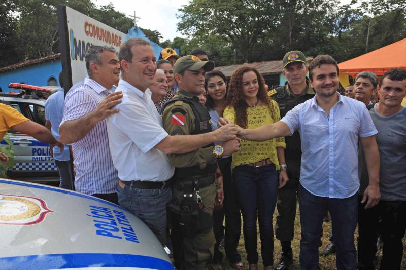A agenda de fortalecimento das gestões municipais por meio da integração entre governo do Estado e prefeituras teve novo capítulo nesta segunda-feira (4) em Bragança, no nordeste do Pará, com a celebração de convênios que viabilizam obras e serviços nas áreas de infraestrutura e educação. A secretária extraordinária de Municípios Sustentáveis, Izabela Jatene, cumpriu agenda no município, pela manhã, ao lado de deputados federais e estaduais e autoridades locais. Na ocasião, ela entregou 16 novas viaturas para a Polícia Militar (foto), para reforçar o trabalho de segurança pública na região. A cerimônia de assinatura dos convênios ocorreu no salão paroquial da comunidade Imaculada Conceição, às margens da Rodovia PA-112. “O governo do Estado está aqui hoje para cumprir mais uma agenda que tem como objetivo garantir autonomia às gestões municipais por meio da pactuação com o Estado. Vale lembrar que isso só é possível porque o Pará tem contas equilibradas que permitem que os investimentos não parem e porque Bragança está com a situação fiscal em dia. E, claro, porque vocês pagaram seus impostos”, frisou Izabel Jatene.

FOTO: RODOLFO OLIVEIRA / AG. PARÁ
DATA: 04.06.2018
BELÉM - PARÁ <div class='credito_fotos'>Foto: Rodolfo Oliveira/Ag. Pará   |   <a href='/midias/2018/originais/66a384b1-7246-4165-b6df-a639953e0f3c.jpg' download><i class='fa-solid fa-download'></i> Download</a></div>