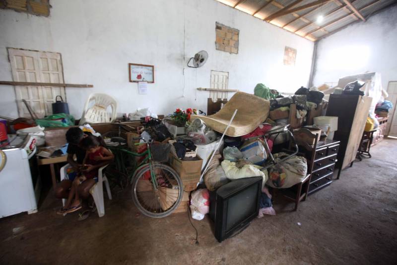 Passados dois dias da enxurrada que destruiu casas e obrigou pessoas a saírem de seus locais de moradia em Paragominas, Governo do Estado e Prefeitura continuam os trabalhos para atender as famílias afetadas, reconstruir o que ficou destruído e restabelecer a situação de normalidade no município. Desde a manhã da última quinta-feira (12), equipes da Defesa Civil intensificam as ações nos bairros atingidos.
FOTO: SIDNEY OLIVEIRA / AG. PARÁ
DATA: 14.04.2018
PARAGOMINAS - PARÁ <div class='credito_fotos'>Foto: Sidney Oliveira/Ag. Pará | <a href='/midias/2018/originais/66a67e37-e4d3-4578-80d8-45f1ff328831.jpg' download><i class='fa-solid fa-download'></i> Download</a></div>
