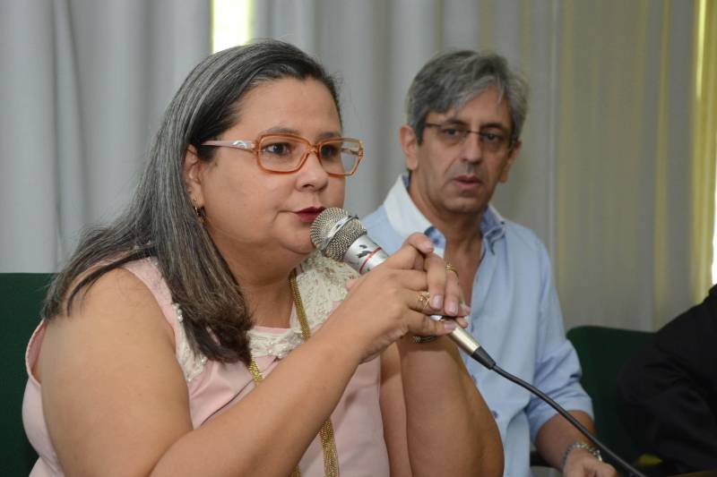 Dados do Plano Nacional de Qualificação, do Ministério do Trabalho e Previdência Social de 2016, apontam que, no Brasil, as mulheres são maioria nas escolas, universidades e cursos de qualificação e atualização profissional. A Secretaria de Estado de Educação do Pará (Seduc), por exemplo, tem no seu quadro de professores 15 mil servidoras. No ano passado, o Centro de Formação de Profissionais de Educação Básica (Cefor) promoveu a formação de 3.375 profissionais em 81 municípios, destes, 70% são do sexo feminino. Na foto, Joseane Figueiredo, formada em Matemática, diretora de Ensino Médio da Seduc.
FOTO: RAI PONTES / ASCOM SEDUC
DATA: 07.03.2018
BELÉM - PARÁ <div class='credito_fotos'>Foto: Rai Pontes/Ascom Seduc | <a href='/midias/2018/originais/66ae5199-cffc-4cd2-bb09-9bca3cae379a.jpg' download><i class='fa-solid fa-download'></i> Download</a></div>