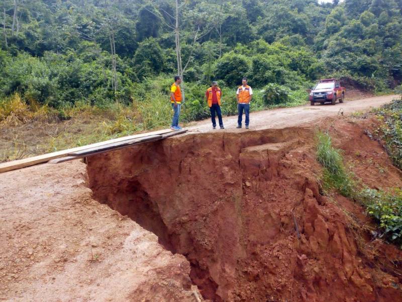 Nesta sexta-feira, 23, uma equipe da Defesa Civil do Pará se deslocou de Marabá rumo ao município de Itupiranga, na região sudeste do estado. Por conta do período chuvoso, 15 pontes da cidade apresentaram sérios problemas. Além disso, 300 pessoas estão desalojadas e 100 desabrigadas. Para auxiliar no atendimento dessas famílias, a Defesa Civil de Itupiranga solicitou ajuda da Coordenadoria Estadual de Defesa Civil. O subcomandante do 5º Grupamento Bombeiro Militar, Major Paulo César Vaz, ressaltou que esta é a segunda avaliação feita no município. “Enviamos a mesma equipe que esteve em Itupiranga, no dia 16 de fevereiro, para uma nova avaliação e dar o suporte necessário à Defesa Civil municipal no sentido de preencher o sistema S2iD (Sistema Integrado de Informações sobre Desastres do Governo Federal), o que vai subsidiar a prefeitura para decretar situação de emergência no município, e assim, consiga atender as demandas emergenciais”, explicou.
FOTO: ASCOM / DEFESA CIVIL
DATA: 23.02.2018
ITUPIRANGA - PARÁ <div class='credito_fotos'>Foto: ASCOM / DEFESA CIVIL | <a href='/midias/2018/originais/66b34d6d-5675-4ff1-8cc6-d3bb48098973.jpg' download><i class='fa-solid fa-download'></i> Download</a></div>