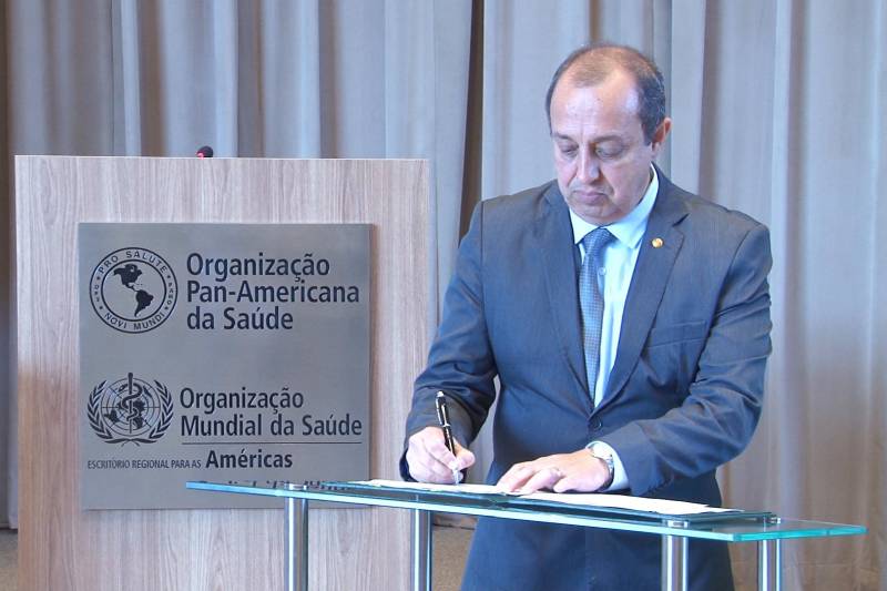 O Governo do Pará assinou nesta terça-feira (13), em Brasília (DF), um Termo de Cooperação com a Organização Pan-Americana de Saúde (Opas). O acordo vai efetivar mais ações na rede estadual de saúde, nas mais diversas áreas. “Desenvolvimento de recursos humanos, de ações de combate a endemias e desenvolvimento tecnológico serão as principais ações diretas, fruto desse acordo”, disse o secretário de Estado de Saúde Pública, Vítor Mateus (foto), que foi a Brasília para a assinatura do acordo. O representante da Organização Pan-Americana de Saúde/Organização Mundial de Saúde (Opas/OMS) no Brasil, Joaquín Molina, assinou o documento, com o testemunho do ministro da Saúde, Ricardo Barros. Organização internacional com 100 anos de experiência e integrante dos sistemas da Organização dos Estados Americanos (OEA) e da Organização das Nações Unidas (ONU), a Opas exerce um papel fundamental na melhoria de políticas e serviços públicos de saúde, por meio da transferência de tecnologia e da difusão do conhecimento.
FOTO: SECOM
DATA: 13.03.2018
BELÉM - PARÁ <div class='credito_fotos'>Foto: Ascom Secom | <a href='/midias/2018/originais/66b47a39-20e8-4db8-9c0c-c33baf8cd0c8.jpg' download><i class='fa-solid fa-download'></i> Download</a></div>