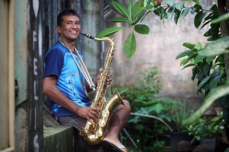 O município de Bragança, localizado na região nordeste do Estado, possui uma tradição musical muito forte no Pará, tanto na cultura erudita quanto na popular. Por causa desta característica o município vai sediar o primeiro Liceu de Música do Estado, com um investimento no valor de R$ 11, 7 milhões, que funcionará no prédio histórico da Escola Estadual Monsenhor Mâncio Ribeiro, no centro da cidade. O músico Reginaldo Silveira, 43 anos (foto), é mestre da Banda Cantídio Gouvêa, conhecida como Banda Furiosa de Bragança, a mais tradicional do município.
FOTO: THIAGO GOMES / AG. PARÁ
DATA: 09.04.2018
BRAGANÇA - PARÁ <div class='credito_fotos'>Foto: Thiago Gomes /Ag. Pará | <a href='/midias/2018/originais/66bbe48d-c9ca-4bc1-8d47-bf9e37d045ed.jpg' download><i class='fa-solid fa-download'></i> Download</a></div>