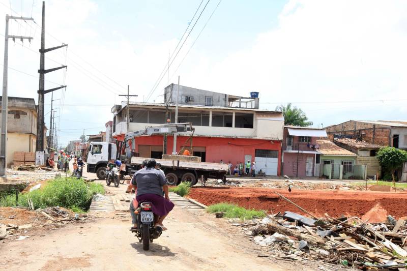 Onde antes havia lama e mato, foram abertas e pavimentadas duas grandes avenidas com cerca de 800 metros de extensão, nas duas margens do canal. A obra incluiu o alargamento do canal – com a drenagem, dragagem e limpeza –, instalação de tubulação de esgoto, construção de calçadas, ciclo faixas, muretas de proteção e ainda três pontes de concreto e uma passarela metálica. “No momento as equipes estão trabalhando na construção das novas pontes do Caraparu e da Brasília (foto), que vão substituir as velhas pontes de madeira.
FOTO: RODOLFO OLIVEIRA / AG. PARÁ
DATA: 09.03.2018
BELÉM - PARÁ <div class='credito_fotos'>Foto: Thiago Gomes /Ag. Pará | <a href='/midias/2018/originais/66bd9cad-594b-4b3c-bc36-90bb28463e8b.jpg' download><i class='fa-solid fa-download'></i> Download</a></div>