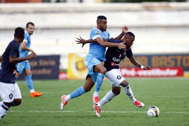 Foram exatos dois meses tentando assistir ao seu primeiro Re x Pa em 2018. Neste domingo, finalmente, a estudante Hendrea Souza convenceu o noivo, Arthur Pantoja, a levá-la ao Estádio Olímpico do Pará, o Mangueirão. E logo numa final. "Só trouxe porque vim no domingo passado e vi algumas mudanças no esquema de segurança", disse Arthur. "Tem mais policiais e a bebedeira em volta do estádio praticamente acabou", afirmou. As mudanças realmente aconteceram a partir do clássico do último dia primeiro e já surtiram efeito. A chamada “Operação Mangueirão” pôs em prática ações de ordenamento no entorno do estádio, com início a partir das 7h30 e encerramento às 20h. A operação determina a delimitação de espaço para atuação de vendedores ambulantes, proibição de veículos com sons automotivos ao redor do estádio e de barracas irregulares, seis pontos de bloqueio e dois para o ingresso de comerciantes e orientações ao público.
FOTO: THIAGO GOMES / AG. PARÁ
DATA: 08.04.2018
BELÉM - PARÁ <div class='credito_fotos'>Foto: Thiago Gomes /Ag. Pará | <a href='/midias/2018/originais/66c74c8f-f647-41fd-aead-d67bf2268f4f.jpg' download><i class='fa-solid fa-download'></i> Download</a></div>