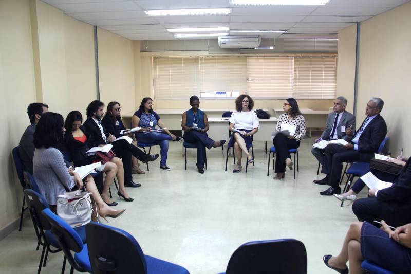 Representantes das esferas do poder público participaram de reunião (foto) para tratar do reestabelecimento dos serviços do Centro de Internação do Adolescente Masculino de Marabá. Na ocasião, também foi definida a transferência daqueles, oriundos da região de integração do Carajás e Lago de Tucuruí, para a unidade que foi reformada e revitalizada. O evento ocorreu na manhã desta sexta-feira (13), na Coordenadoria Estadual da Infância e da Juventude (Ceij), do Tribunal de Justiça do Estado.
FOTO: TIAGO FURTADO / ASCOM FASEPA
DATA: 13.04.2018
MARABÁ - PARÁ <div class='credito_fotos'>Foto: TIAGO FURTADO / ASCOM FASEPA | <a href='/midias/2018/originais/66cbc504-f9e4-4c9d-b6cd-538508822b87.jpg' download><i class='fa-solid fa-download'></i> Download</a></div>