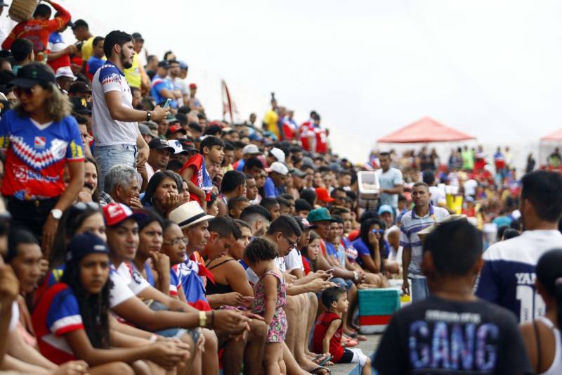 O Bragantino conquistou o terceiro lugar do Campeonato Paraense 2018 na tarde este sábado, 7. O Tubarão do Caeté recebeu o São Raimundo no Estádio Diogão e levou pelo placar de 1 x 0.
FOTO: THIAGO GOMES / AG. PARÁ
DATA: 07.04.2018
BRAGANÇA - PARÁ <div class='credito_fotos'>Foto: Thiago Gomes /Ag. Pará | <a href='/midias/2018/originais/66d01ccd-185a-4359-929b-7df99bc59603.jpg' download><i class='fa-solid fa-download'></i> Download</a></div>