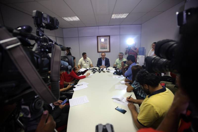 Coletiva na Sespa sobre a suspeita de casos de raiva humana no município de Melgaço.
FOTO: THIAGO GOMES / AG. PARÁ
DATA: 11.05.2018
BELÉM - PARÁ <div class='credito_fotos'>Foto: Thiago Gomes /Ag. Pará | <a href='/midias/2018/originais/66d8c124-6724-4bd1-b17a-49956e465202.jpg' download><i class='fa-solid fa-download'></i> Download</a></div>