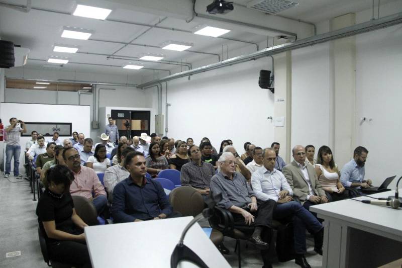 O Grupo de Trabalho da Pecuária Intensiva, criado no âmbito do Programa Pará 2030, da Secretaria de Estado de Desenvolvimento Econômico, Mineração e Energia (Sedeme), para aproximar todos os agentes do setor e encaminhar demandas, fazer sugestões e solucionar gargalos tecnológicos, fundiários e mercadológicos, reuniu-se nesta quinta-feira, 8, em visita ao Parque de Ciência e Tecnologia Guamá (PCT Guamá), para conhecer inovações que atendam suas demandas específicas.
FOTO: ASCOM SEDEME
DATA: 08.03.2018
BELÉM - PARÁ <div class='credito_fotos'>Foto: Ascom Sedeme | <a href='/midias/2018/originais/66f3da97-5ff3-4029-b67a-c4a3d6f00e02.jpg' download><i class='fa-solid fa-download'></i> Download</a></div>