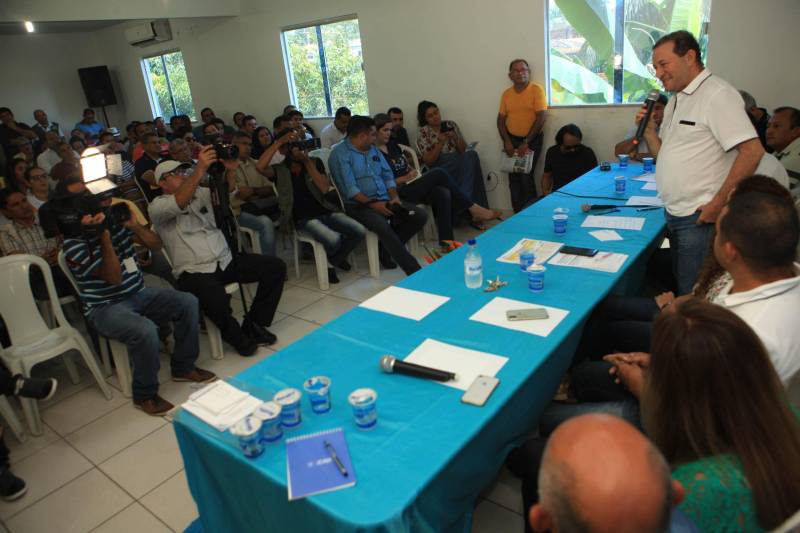 A agenda começou no município de Curuçá, com a assinatura da Ordem de Serviço de pavimentação de 6 km de vias urbanas através do Programa Asfalto na Cidade, um investimento de mais de R$2 milhões que vão beneficiar moradores como os do Bairro Alto. Na cerimônia, que aconteceu na sede da Prefeitura de Curuçá, o prefeito Jefferson Ferreira de Miranda, conhecido como “Tarrafa”, destacou as obras do Governo em seu município. O presidente da Assembleia Legislativa do Pará (Alepa), Márcio Miranda (foto), foi um dos parlamentares que acompanhou a agenda governamental na região. 

FOTO: RODOLFO OLIVEIRA / AG. PARÁ
DATA: 14.06.2018
CURUÇÁ - PARÁ <div class='credito_fotos'>Foto: Rodolfo Oliveira/Ag. Pará   |   <a href='/midias/2018/originais/66f79b41-e979-4ff8-a706-5065018de85e.jpg' download><i class='fa-solid fa-download'></i> Download</a></div>