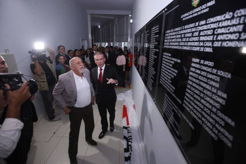 O Governo do Estado fez a entrega das novas instalações do prédio-sede da Procuradoria-Geral do Estado do Pará (PGE/PA), em Batista Campos, Belém, nesta quinta-feira (5). que envolvem obras de reforma e ampliação do órgão. Durante a cerimônia, o governador Simão Jatene (foto) assinou o Projeto de Lei que altera a Lei nº 6.813, de 25 de janeiro de 2017, que dispõe sobre a estruturação do Quadro de Apoio da PGE, a fim de ser encaminhado para apreciação à Assembleia Legislativa do Estado, em regime de urgência. O projeto propõe a transformação e a criação de novos cargos do quadro de servidores da atividade-meio, os quais poderão, inclusive, prestar apoio às atividades desenvolvidas pelos procuradores junto às secretarias de Estado. Os cargos serão ocupados por meio de concurso, na medida do interesse público e da disponibilidade orçamentária do Estado. As alterações propostas no Projeto de Lei devem-se às demandas judiciais expressivas das atividades da PGE e a anseios da categoria, como a reorganização da carreira em classes e referências, com definição de critérios para progressão e enquadramento funcional. A cerimônia teve a presença do procurador-geral do Estado, Ophir Cavalcante Junior, presidente da Associação dos Procuradores do Estado do Pará (Apepa), Ary Lima Cavalcanti, presidente da Associação dos Servidores da Procuradoria-Geral do Estado do Pará (ASPGE), Brunna Valescka de Carvalho Silva, procuradores e servidores da instituição.
FOTO: CRISTINO MARTINS / AG. PARÁ
DATA: 05.04.2018
BELÉM - PARÁ <div class='credito_fotos'>Foto: Cristino Martins/Ag. Pará | <a href='/midias/2018/originais/67041cca-fdbf-4c9d-a1ce-1340e3a1ce77.jpg' download><i class='fa-solid fa-download'></i> Download</a></div>