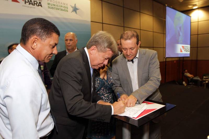 O primeiro dia do Fórum Permanente de Prefeitas e Prefeitos dos Municípios Sustentáveis contou com a participação de 85 prefeitos , 17 vices e 21 secretários municipais dos 141 municípios manifestaram interesse em adotar as diretrizes do programa. Para o governador Simão Jatene, esta grande participação simboliza a união de agentes públicos que colocaram os interesses coletivos acima dos interesses individuais para construir um estado melhor para todos. Com o tema “Gestão Compartilhada”, o evento traz as experiências e os desdobramentos das agendas governamentais que foram planejadas em parceria com as gestões municipais. Através da Secretaria Extraordinária de Municípios Sustentáveis (Semsu) Governo do Pará, por meio da Semsu, investe na capacitação dos municípios para a promoção de uma gestão fiscal eficiente. Para Izabela Jatene, este primeiro dia serviu para sinalizar o quanto os gestores estão preocupados com o equilíbrio da questão fiscal dos municípios e em desenvolver uma governança compartilhada para desenvolver seus municípios.
FOTO: CRISTINO MARTINS / AG. PARÁ
DATA: 07.02.2018
BELÉM - PARÁ <div class='credito_fotos'>Foto: Cristino Martins/Ag. Pará | <a href='/midias/2018/originais/6704e1d6-24d0-4718-8a40-96bce568e922.jpg' download><i class='fa-solid fa-download'></i> Download</a></div>