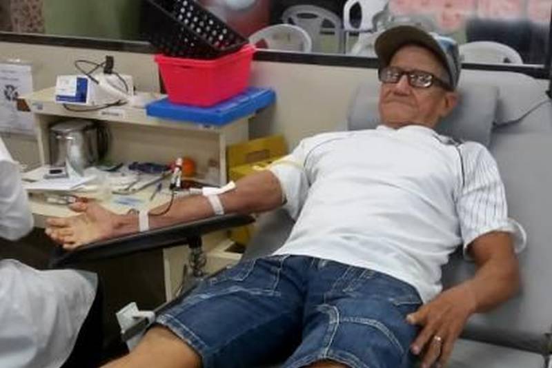 A abertura da Campanha da Copa, promovida pela Fundação Centro de Hemoterapia e Hematologia do Pará (Hemopa), neste sábado (9), foi marcada por alegria, descontração, apresentação cultural, comemoração de aniversário, prestação de serviços de saúde e até demonstração de jiu-jitsu. Já o aposentado Sebastião da Costa (foto), neste mês, fechou um ciclo em sua vida. Depois de 45 anos como doador regular de sangue, ele fez sua última doação neste sábado, dia 9.
FOTO: ASCOM HEMOPA
DATA: 09.06.2018
BELÉM - PARÁ <div class='credito_fotos'>Foto: Ascom Hemopa | <a href='/midias/2018/originais/6709cb47-740c-4aa8-8ba6-4af6b0fa5b51.jpg' download><i class='fa-solid fa-download'></i> Download</a></div>