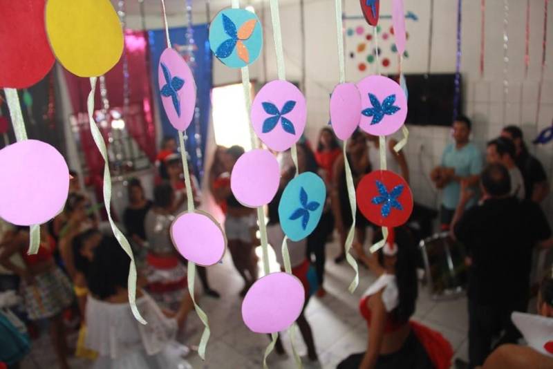 Jovens que cumprem medida socioeducativa de internação no Centro Socioeducativo Feminino (Cesef), localizado em Ananindeua, na Região Metropolitana de Belém, participaram nesta sexta-feira (09) de uma programação carnavalesca, ao lado de servidores da unidade, convidados e familiares. A iniciativa tem o objetivo de proporcionar novas experiências artísticas e culturais, com viés pedagógico, às socioeducandas, a fim de colaborar para a formação cidadã e a reinserção social. A festa foi embalada por antigas marchinhas de Carnaval e sambas- enredo autorais da socioeducação, tocados por percussionistas da Ação Talentos.
FOTO: ALBERTO PASSOS / ASCOM FASEPA
DATA: 09.02.2018
BELÉM - PARÁ <div class='credito_fotos'>Foto: ALBERTO PASSOS/ ASCOM FASEPA | <a href='/midias/2018/originais/670ef57f-539d-4448-8d2c-3e2d2baaff4a.jpg' download><i class='fa-solid fa-download'></i> Download</a></div>