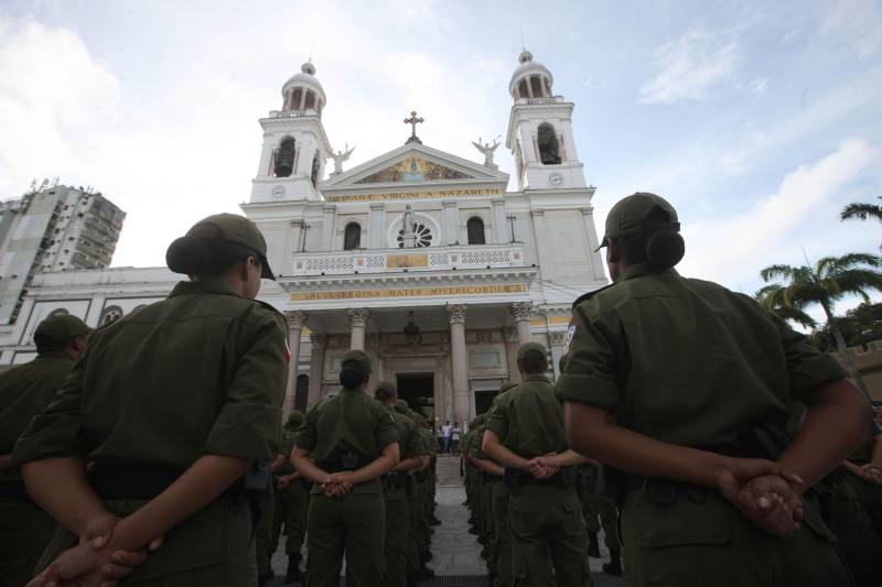 Cerca de 2 mil alunos do curso de formação de praças da Polícia Militar cumprem neste sábado (12) uma etapa importante da preparação: eles saem pela primeira vez às ruas, no estágio supervisionado, para vivenciar situações reais da carreira e, ao mesmo tempo, reforçar o policiamento ostensivo. Em Belém, cerca de 500 homens e mulheres se concentraram na Praça Santuário, em frente à Basílica de Nazaré, e saíram, em seguida, para diversos pontos da capital. A ação faz parte do pacote de medidas de combate à criminalidade e reforço da segurança pública anunciado pelo Governo do Estado.
FOTO: SIDNEY OLIVEIRA / AG. PARÁ
DATA: 12.05.2018
BELÉM - PARÁ <div class='credito_fotos'>Foto: Sidney Oliveira/Ag. Pará | <a href='/midias/2018/originais/67138209-6748-44f5-9660-45eb93d1d6c3.jpg' download><i class='fa-solid fa-download'></i> Download</a></div>