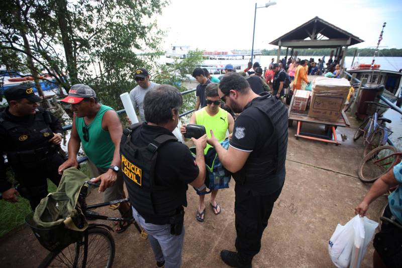 Os rios próximos a Belém são, muitas vezes, porta de entrada para o tráfico de drogas, comercialização de produtos ilegais, entre outros crimes, que influenciam diretamente a violência na Região Metropolitana de Belém (RMB). Para intensificar e otimizar as ações repressivas nas regiões das ilhas pertencentes a capital, a Secretaria de Estado de Segurança Pública e Defesa Social (Segup) realizou a Operação Yara na ilha de Cotijuba, neste sábado, 26.

FOTO: THIAGO GOMES / AG. PARÁ
DATA: 26.05.2018
COTIJUBA - PARÁ <div class='credito_fotos'>Foto: Thiago Gomes /Ag. Pará   |   <a href='/midias/2018/originais/671c9bcd-fa4a-48d4-946f-f8fbd8b8378c.jpg' download><i class='fa-solid fa-download'></i> Download</a></div>
