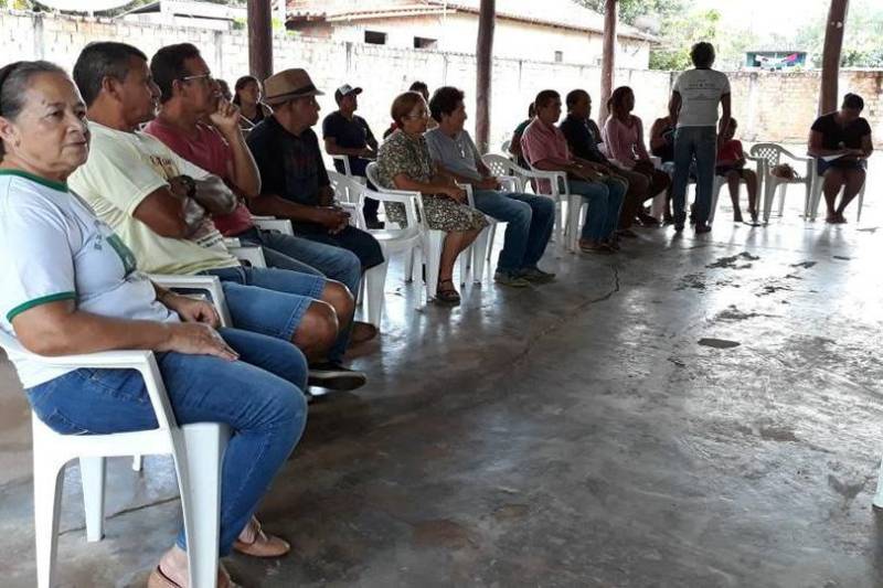 Oitenta famílias da comunidade agroextrativista Boa Vista, localizada às margens do rio Guamá, em Inhangapi, nordeste do estado, receberão nesta segunda-feira (19), em um evento coletivo, mudas de açaí, cacau e essências florestais do viveiro que o escritório local da Empresa de Assistência Técnica e Extensão Rural do Estado do Pará (Emater) e Prefeitura gerenciam no horto municipal: as famílias receberão individualmente de 300 a 400 mudas, para plantio imediato e orientação quanto à multiplicação.
FOTO: ASCOM EMATER
DATA: 19.02.2018
INHANGAPI - PARÁ <div class='credito_fotos'>Foto: ASCOM EMATER | <a href='/midias/2018/originais/671d9088-d688-4b92-a71c-406e315252c0.jpg' download><i class='fa-solid fa-download'></i> Download</a></div>