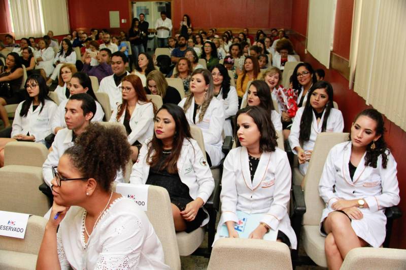 O hospital Ophir Loyola promoveu nesta quinta-feira (22), a formatura de novos especialistas nas áreas de Oncologia em Cuidados Paliativos, de Enfermagem em Atenção ao Câncer e de Cirurgia e Traumatologia Buco-maxilofacial.
FOTO: FELIPE TIAGO / DIVULGAÇÃO
DATA: 22.02.2018
BELÉM - PARÁ <div class='credito_fotos'>Foto: FELIPE TIAGO / DIVULGAÇÃO | <a href='/midias/2018/originais/672b14f0-e036-4a14-b6ae-447ce1793d7e.jpg' download><i class='fa-solid fa-download'></i> Download</a></div>