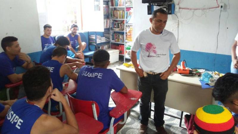 O artesanato é um dos meios utilizados para a ressocialização dos internos custodiados na Carceragem de Parauapebas (CP), no sudeste do Estado, que participam de um curso de produção de luminárias decorativas. O curso é ofertado pela Superintendência do Sistema Penitenciário do Estado (Susipe) em parceria com o Grupo IPÊ de Artesanato, Arte e Cultura do município e tem por objetivo capacitar os internos e promover a reintegração social deles por meio do trabalho. As oficinas de capacitação destinam-se a contribuir para qualificação profissional e desenvolver o potencial criativo dos detentos, mantendo-os produtivos durante o cumprimento da pena. Para participar do curso os alunos passaram por uma triagem onde são avaliados o comportamento e a disciplina dentro da casa penal. As peças produzidas durante os cursos serão comercializadas nas feiras do município de Parauapebas.  

FOTO: ASCOM / SUSIPE
DATA: 18.05.2018
PARAUAPEBAS - PARÁ <div class='credito_fotos'>Foto: ASCOM SUSIPE   |   <a href='/midias/2018/originais/672b21ca-7d00-4982-811f-24d4a706803f.jpg' download><i class='fa-solid fa-download'></i> Download</a></div>