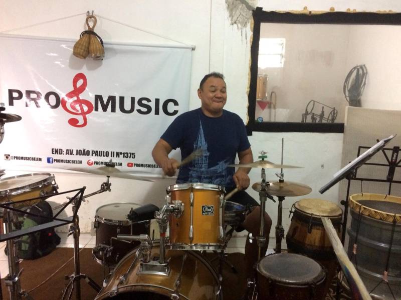 “Conexão Amazônia - Márcio Jardim e Convidados” é o show que o percussionista paraense Márcio Jardim (foto) apresentará nesta quarta-feira (09), às 20 h, no Teatro Margarida Schivasappa, em comemoração aos seus 20 anos de carreira. Entre os vários convidados estão o Grupo Tamboriara e músico Jacinto Kahwage. O show de Márcio Jardim foi contemplado no Edital Pauta Livre 2018, do Programa Seiva, da Fundação Cultural do Pará (FCP). Para o artista, o show será um encontro de percussionistas. “A expectativa é das melhores possíveis. Eu comecei a tocar desde novo e fui fazendo muitos amigos. A ideia é fazer esse primeiro show voltado mais para a percussão, como se fosse um mini encontro de percussão”, conta Márcio Jardim.
FOTO: DIVULGAÇÃO
DATA: 07.05.2018
BELÉM - PARÁ <div class='credito_fotos'>Foto: Divulgação | <a href='/midias/2018/originais/672f7d01-6ac2-4bfd-b8da-07e15430d7aa.jpg' download><i class='fa-solid fa-download'></i> Download</a></div>