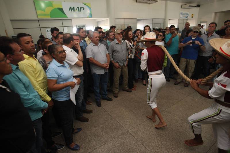 O município de Itaituba, localizado a cerca de 1,3 mil quilômetros de Belém, no sudoeste do Pará, recebeu agenda do Governo do Estado nesta terça-feira (3). O governador Simão Jatene (foto) visita uma série de obras no município, entre elas a da escola com 12 salas de aula que está sendo construída no distrito de Miritituba e do Hospital Regional Público do Tapajós. A comitiva governamental fará inspeção ainda nas obras do novo sistema de abastecimento e tratamento de água da Companhia de Saneamento do Pará (Cosanpa).
FOTO: MARCELO LELIS / AG. PARÁ
DATA: 03.07.2018
ITAITUBA - PARÁ <div class='credito_fotos'>Foto: Marcelo Lelis / Ag. Pará | <a href='/midias/2018/originais/673b5ec5-11b8-4a86-89dc-db21f4b2a76c.jpg' download><i class='fa-solid fa-download'></i> Download</a></div>