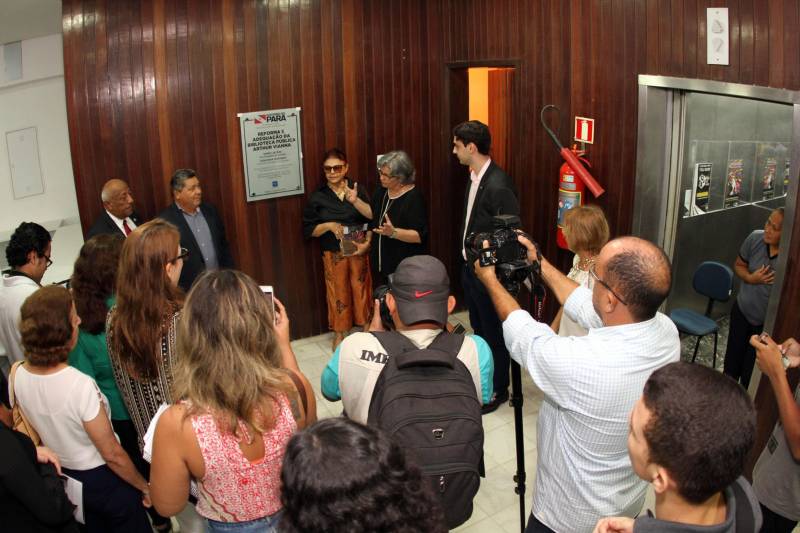 Um grande cortejo cultural marcou a tarde desta quinta-feira, 03, durante a inauguração da Galeria Benedito Nunes, na sede da Fundação Cultural do Pará, no Centur. Participaram representantes dos grupos de Bois de São Caetano de Odivelas, como boi Tinga, Faceiro e Vaca Velha, animados pela banda Milícia Odivelense. Os grupos trouxeram a cultura do Boi de Máscaras para o público de Belém e São Caetano que participaram do evento.
FOTO: CRISTINO MARTINS / AG. PARÁ
DATA: 03.05.2018
BELÉM - PARÁ <div class='credito_fotos'>Foto: Cristino Martins/Ag. Pará | <a href='/midias/2018/originais/673ba6c4-6ffd-4d20-81fb-d95608164a4e.jpg' download><i class='fa-solid fa-download'></i> Download</a></div>
