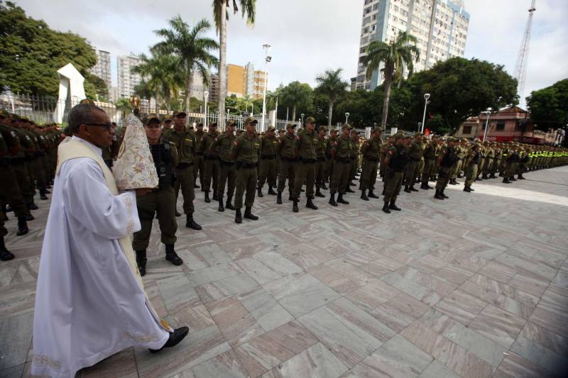 Cerca de 2 mil alunos do curso de formação de praças da Polícia Militar cumprem neste sábado (12) uma etapa importante da preparação: eles saem pela primeira vez às ruas, no estágio supervisionado, para vivenciar situações reais da carreira e, ao mesmo tempo, reforçar o policiamento ostensivo. Em Belém, cerca de 500 homens e mulheres se concentraram na Praça Santuário, em frente à Basílica de Nazaré, e saíram, em seguida, para diversos pontos da capital. A ação faz parte do pacote de medidas de combate à criminalidade e reforço da segurança pública anunciado pelo Governo do Estado.
FOTO: SIDNEY OLIVEIRA / AG. PARÁ
DATA: 12.05.2018
BELÉM - PARÁ <div class='credito_fotos'>Foto: Sidney Oliveira/Ag. Pará | <a href='/midias/2018/originais/673e2e34-1b77-4196-a627-3be5c64b01ee.jpg' download><i class='fa-solid fa-download'></i> Download</a></div>