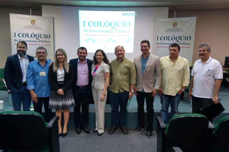 Teve início na manhã desta terça-feira, 19, o I Colóquio de Governança Pública da EGPA. O evento, que segue até amanhã na sede da Escola de Governança Pública do Estado do Pará, reúne servidores públicos estaduais e municipais que tenham por foco em suas pesquisas a análise da atuação do espaço público, o processo de governança em suas diversas dimensões e aprendizagens institucionais. A mesa de abertura contou com a presença da secretária de estado de Administração, Alice Viana, que representou o governador Simão Jatene, do diretor geral da autarquia, Danilo Alho, da presidente da Fundação Hemopa, Ana Suely Leite Saraiva, da diretora do Instituto de Formação Profissional e Superior (Iseg/EGPA), Gisele Nobre e da coordenadora do Centro de Estudos, Pesquisas e Projetos Estratégicos em Governança Pública (CEPPE/EGPA), Drª Luciana Rodrigues Ferreira.
FOTO: ASCOM / EGPA
DATA: 19.06.2018
BELÉM - PARÁ <div class='credito_fotos'>Foto: ASCOM EGPA | <a href='/midias/2018/originais/6744178e-eb4d-477f-96b3-f2045cce24df.jpg' download><i class='fa-solid fa-download'></i> Download</a></div>