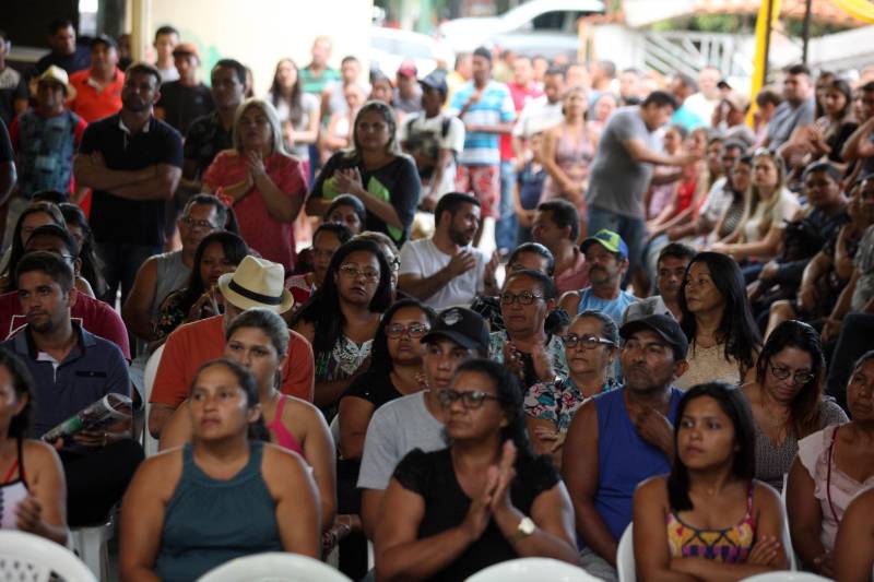 O município de São Francisco do Pará recebeu, neste sábado (30), uma ordem de serviço para o asfaltamento de 5 quilômetros de suas ruas, um investimento de quase R$ 2 milhões. A ação é uma realização do Governo do Estado, por meio da Secretaria de Estado de Desenvolvimento Urbano e Obras Públicas (Sedop), e tem a parceria da Assembleia Legislativa do Estado (Alepa) e da prefeitura do município beneficiado. O evento de entrega ocorreu de 18h às 20h, no Centro de Referência e Assistência Social (Cras) da cidade. A iniciativa faz parte de uma ação maior, já realizada em Viseu, Augusto Corrêa, Tracuateua, Bonito, Floresta do Araguaia, Curionópolis, São João da Ponta, Curuçá, Terra Alta, Sapucaia, Redenção, Capanema, Bragança, São Domingos do Capim e outros municípios. Nos 14 municípios citados, foram destinados mais de R$ 42 milhões para a pavimentação asfáltica em cerca de 95 quilômetros.
FOTO: SIDNEY OLIVEIRA / AG. PARÁ
DATA: 30.06.2018
SÃO FRANCISCO - PARÁ <div class='credito_fotos'>Foto: Sidney Oliveira/Ag. Pará | <a href='/midias/2018/originais/6744ff7f-a06a-43d4-8dd9-7b4bf2b78e0c.jpg' download><i class='fa-solid fa-download'></i> Download</a></div>