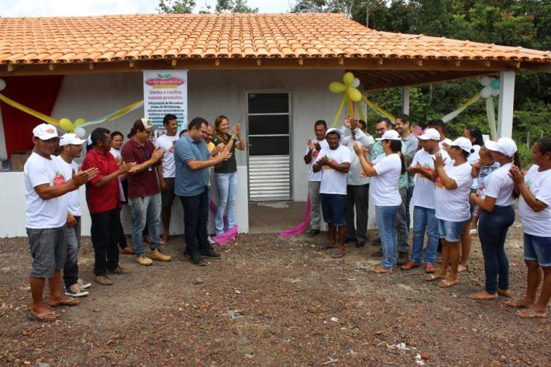 A Agência de Defesa Agropecuária do Pará (Adepará) registrou mais uma empresa produtora de polpa de frutas. É a Associação dos Agricultores do Miritipitanga, localizada em Tomé-Açu, município da região nordeste. Com o registro (foto), a empresa está habilitada a comercializar os produtos de forma legal em todo o Estado. Os membros da Associação já trabalhavam com a produção de polpa de fruta, mas foi no programa de certificação de produtos artesanais de origem vegetal da Adepará que eles viram a oportunidade de legalizar e aumentar a produção.
FOTO: ASCOM / ADEPARÁ
DATA: 21.04.2018
TOMÉ-AÇU - PARÁ <div class='credito_fotos'>Foto: ASCOM ADEPARÁ | <a href='/midias/2018/originais/674675ce-7189-41cb-949e-7db444623d58.jpg' download><i class='fa-solid fa-download'></i> Download</a></div>
