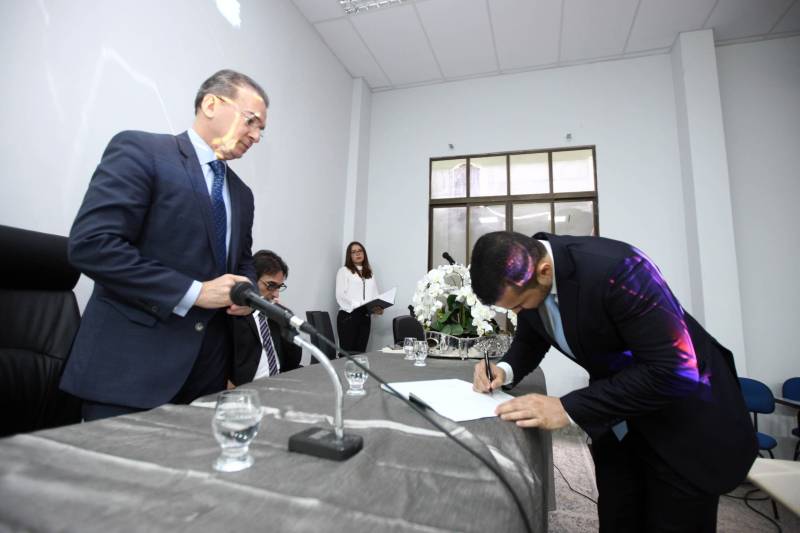 O procurador-geral do Estado, Ophir Cavalcante Junior, deu posse, na tarde da última segunda-feira (26), a seis novos procuradores do Estado, aprovados no 20º concurso público da Procuradoria Geral do Estado (PGE). O evento ocorreu no auditório do prédio-sede da instituição, em Batista Campos, Belém. Foram empossados Idemar Cordeiro Peracchi, Edson dos Santos Matoso, Ducival Carvalho Pereira Júnior, Giulliane Pinheiro Corrêa de Lima, Jobson de Oliveira Pereira e Arthur Marcel Batista Gomes. A cerimônia teve a presença do procurador-geral adjunto, Henrique Nobre Reis, do corregedor-geral da PGE, Paulo de Tarso Dias Klautau Filho, do presidente da Associação dos Procuradores do Estado, Ary Lima Cavalcanti, e de diversos procuradores do Estado, familiares e amigos dos empossados.
FOTO: THIAGO GOMES / AG. PARÁ
DATA: 27.03.2018
BELÉM - PARÁ <div class='credito_fotos'>Foto: Thiago Gomes /Ag. Pará | <a href='/midias/2018/originais/6749b04b-453e-499c-91c3-4453b426321b.jpg' download><i class='fa-solid fa-download'></i> Download</a></div>