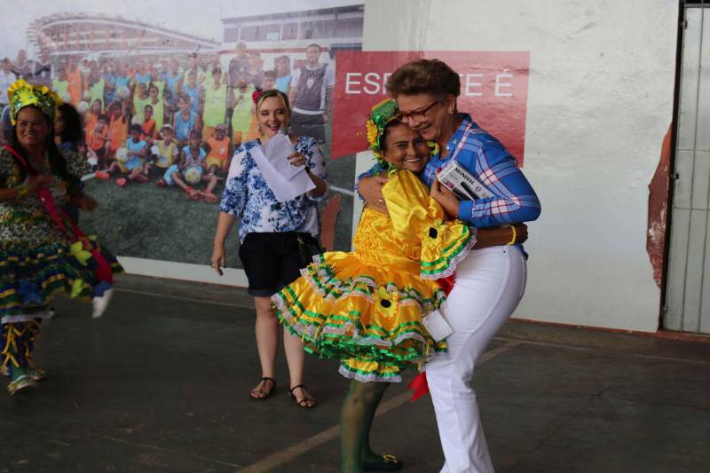 Cerca de 400 idosos, trajando as vestes típicas da época junina, participaram do 19º “Arraiá” (foto), que integra o Projeto Vida Ativa na Terceira Idade, nesta terça-feira (26), no Estádio Olímpico do Pará, o Mangueirão, em Belém. O momento mais esperado da festa foi o concurso de Miss Caipira 2018. Conceição Albuquerque, com o traje “Miss Copa do Mundo”, foi a vencedora desta edição. A festa junina contou com apresentação de quadrilhas de entidades de assistência à pessoa idosa e muitas brincadeiras da quadra junina, além da cantora Suanny Batidão. Com a roupa nas cores verde e amarela, Conceição Albuquerque, candidata do núcleo do projeto que funciona na Tuna Luso Brasileira, apostou na junção do tema junino com a mais importante competição de futebol – a Copa do Mundo, na Rússia. A ganhadora participou ao lado de cinco candidatas e conquistou os jurados, que avaliaram coreografia, simpatia e traje. Emocionada, a vencedora recebeu a faixa das mãos de Marlene da Silva, a miss de 2017.
FOTO: ADRIANA PINTO / ASCOM SEEL
DATA: 26.06.2018
BELÉM - PARÁ <div class='credito_fotos'>Foto: ADRIANA PINTO / ASCOM SEEL | <a href='/midias/2018/originais/674a0c8b-5da6-4912-a566-a9f6443f9a8a.jpg' download><i class='fa-solid fa-download'></i> Download</a></div>