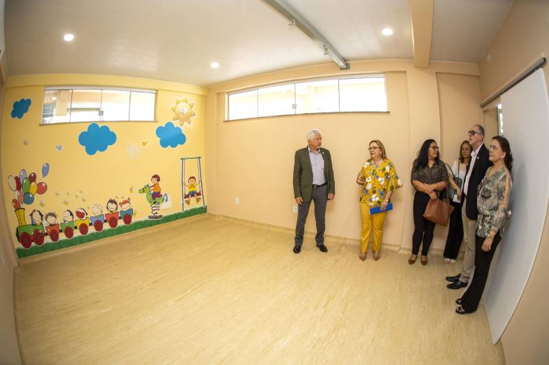 A Universidade do Estado do Pará (Uepa) entregou, na sexta-feira, 13, as novas instalações do Centro Especializado em Reabilitação (CER II), que fica localizado na Unidade de Ensino-Assistência de Fisioterapia e Terapia Ocupacional (Ueafto), no Centro de Ciências Biológicas e da Saúde (CCBS), na travessa Perebebuí, 2.623, em Belém. O novo espaço é um prédio de dois andares que conta com cinco consultórios, uma sala de integração sensorial, uma sala de fisioterapia neuro-pediatra e outra sala para terapia ocupacional neuro-pediatra.
FOTO: NAILANA THIELY / ASCOM UEPA
DATA: 13.04.2018
BELÉM - PARÁ <div class='credito_fotos'>Foto: Nailana Thiely / Ascom Uepa | <a href='/midias/2018/originais/674dbd2e-34ae-4e5a-94b5-cadbdb678a06.jpg' download><i class='fa-solid fa-download'></i> Download</a></div>