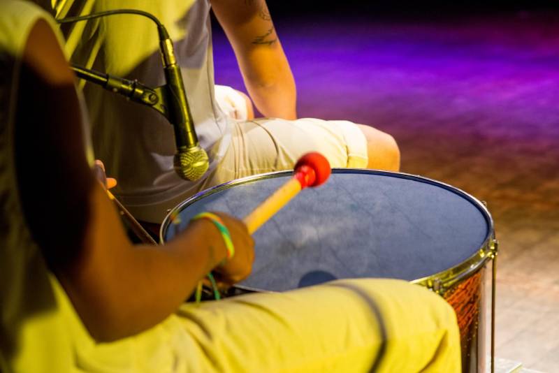 João*, de 17 anos, é natural de Bragança, nordeste do Pará. Há sete meses cumpre medida socioeducativa em uma unidade de internação do Estado após cometer um ato infracional no município onde reside. Mas na manhã desta terça-feira (5), em Belém, pôde vivenciar uma experiência inédita: participou de um espetáculo de teatro (foto) diante de dezenas de pessoas que se reuniram no Teatro Margarida Schivasappa, ao lado de outros 30 adolescentes e jovens privados de liberdade. Uma iniciativa pioneira no país que busca promover a ressocialização por meio da arte, fruto das atividades e oficinas pedagógicas realizadas dentro de espaços gerenciados pela Fundação de Atendimento Socioeducativo do Pará (Fasepa). “Eu nunca tinha vindo em um teatro e isso ficará marcado em mim”, disse o socioeducando. Tímido, ele revelou a vontade de deixar para trás os erros cometidos e seguir um futuro completamente novo, com os primeiros passos sendo dados hoje. “Isso despertou algo dentro de mim, pensar na minha vida e em sair do mundo das drogas. Quem sabe me tornar um ator?” divagou.

FOTO: FERNANDO SETTE / ASCOM IOE
DATA: 05.06.2018
BELÉM - PARÁ <div class='credito_fotos'>Foto: FERNANDO SETTE CÂMARA / ASCOM IOE   |   <a href='/midias/2018/originais/6753d672-5db2-4c13-8589-469755fc7288.jpg' download><i class='fa-solid fa-download'></i> Download</a></div>