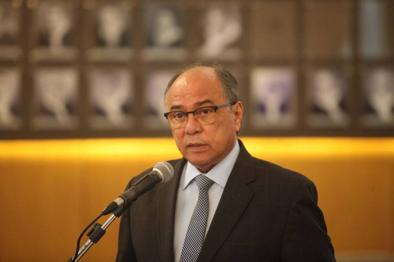 Um acordo de cooperação técnica para agilizar as ações de cobrança de títulos da dívida ativa, ajuizados ou não, foi celebrado nesta terça-feira, 26, entre o Tribunal de Justiça do Estado (TJPA), Governo do Pará, União, Prefeitura de Belém e o Instituto de Estudos de Protesto de Títulos do Brasil, seção Pará. O acordo foi firmado na sede do TJPA. O acordo de cooperação técnica foi firmado com base na Lei nº 9.492/1997, que estabelece o protesto como ato formal e solene, pelo qual se prova a inadimplência e o descumprimento de obrigação originada em títulos e outros documentos em dívida, e à inexistência de disposições legais que vedem à utilização do serviço de protesto de títulos pelas entidades da administração pública; e observa as decisões do Conselho Nacional de Justiça (CNJ), que estabelecem a validade do protesto dos títulos, denominados certidões da dívida ativa, bem como atende meta do CNJ, de desjudicialização de ações, estimulando o protesto de títulos executados ou não. Na foto, o presidente em exercício do TJPA, desembargador Leonardo Tavares.
FOTO: MARCELO LELIS / AG. PARÁ
DATA: 26.06.2018
BELÉM - PARÁ <div class='credito_fotos'>Foto: Marcelo Lelis / Ag. Pará | <a href='/midias/2018/originais/67577076-12d3-4da5-b30b-c1b2a43f68a4.jpg' download><i class='fa-solid fa-download'></i> Download</a></div>