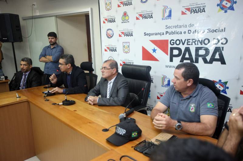 No início da tarde desta terça-feira (10), ocorreu uma tentativa de fuga em massa de presos do Centro de Recuperação Penitenciário do Pará III (CRPP III), no Complexo Prisional de Santa Izabel. A ação contou com apoio de um grupo externo fortemente armado. Os presos também tinham armas dentro do presídio. Na tentativa de resgate, foram utilizados explosivos contra um dos muros do solário do Pavilhão C. A confirmação das mortes foi dada no início da noite desta terça-feira (10) em entrevista coletiva concedida pelo secretário de estado de Segurança Pública e Defesa Social, Luiz Fernandes Rocha (c) e pelo secretário adjunto de Gestão Operacional da Segup, coronel André Cunha (d).
FOTO: THIAGO GOMES / AG. PARÁ
DATA: 10.04.2018
BELÉM - PARÁ <div class='credito_fotos'>Foto: Thiago Gomes /Ag. Pará | <a href='/midias/2018/originais/675863dd-40d6-47e6-9c11-4e4a12e548f1.jpg' download><i class='fa-solid fa-download'></i> Download</a></div>