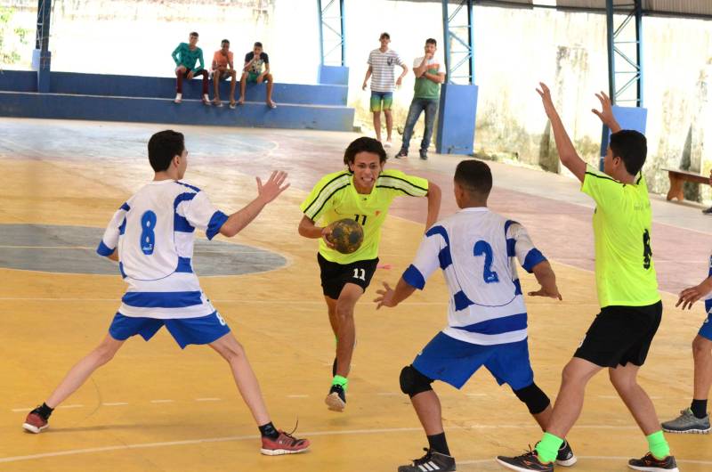 Com medalhas de ouro em handebol, futsal e basquetebol, e prata em voleibol, o município de Mãe do Rio, no nordeste paraense, encerrou sua participação na 2ª etapa Regional dos Jogos Estudantis Paraenses (JEPs) no sábado (12). A participação de Mãe do Rio na competição, que completa 60 anos em 2018, iniciou antes de sua elevação à condição de município, há 30 anos.
FOTO: ELISEU DIAS / ASCOM SEDUC
DATA: 12.05.2018
MÃE DO RIO - PARÁ <div class='credito_fotos'>Foto: Eliseu Dias / Ascom Seduc | <a href='/midias/2018/originais/6763329e-e981-40cc-bbcd-252ed33eb5ad.jpg' download><i class='fa-solid fa-download'></i> Download</a></div>