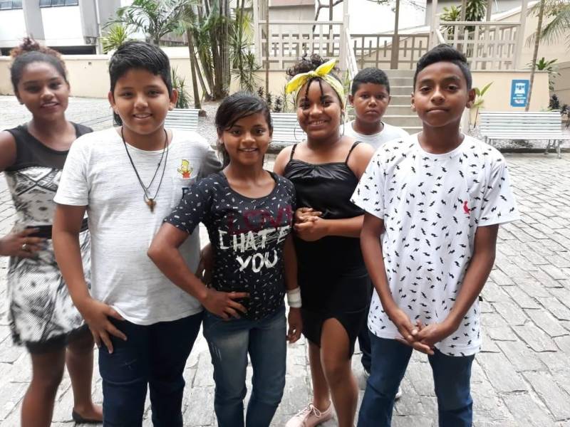 Vinte alunos do Polo Pro Paz nos Bairros, que funciona na Universidade Federal do Pará (UFPA), participaram de uma oficina sobre Poesia Visual, na Casa da Linguagem, vinculada à Fundação Cultural do Pará (FCP). A oficina, encerrada nesta terça-feira (26), foi ministrada durante uma semana pela professora e artista visual Danielle Fonseca. "Estou muito feliz em oferecer esta oficina para as crianças. Eles se mostraram interessados e dispostos a mergulhar no universo da poesia visual, que é excelente, principalmente para os adolescentes e jovens, pois está ligada à leitura, à música, ao ritmo, e por ser uma das poesias mais dinâmicas, que ajuda a desenvolver várias percepções", disse a professora.
FOTO: EMANUELE CORRÊA / ASCOM PRO PAZ
DATA: 26.06.2018
BELÉM - PARÁ <div class='credito_fotos'>Foto: EMANUELE CORRÊA / ASCOM PRO PAZ | <a href='/midias/2018/originais/6773bc3d-1597-45cb-8b0e-3ac08823a922.jpg' download><i class='fa-solid fa-download'></i> Download</a></div>