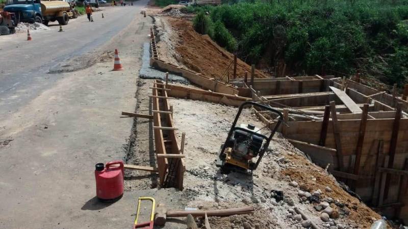 A Secretaria de Estado de Transportes (Setran) informa que os serviços de recuperação (foto) da Rodovia PA-256, no acesso ao município de Paragominas, estão em fase de conclusão. No início do mês, em decorrência das fortes chuvas na região, um trecho da rodovia foi afetado pela erosão. De acordo com informações do Chefe do 7º Núcleo, Wallace Gaspar, foi realizada a recomposição do terreno em declive (talude) e do acostamento da via. “Para evitar nova erosão do talude, foi construída uma caixa de concreto armado para vencer um desnível de 5 metros, que receberá a água da chuva. Isso vai evitar que a pista seja invadida por ela. Também foi construída uma linha dupla de bueiros com 1 metro de diâmetro, cada”, informou.

FOTO: ASCOM / SETRAN
DATA: 18.12.2018
PARAGONINAS - PARÁ <div class='credito_fotos'>Foto: ASCOM SETRAN   |   <a href='/midias/2018/originais/67773030-2ae0-4fed-9dfe-f31b7767504e.jpg' download><i class='fa-solid fa-download'></i> Download</a></div>