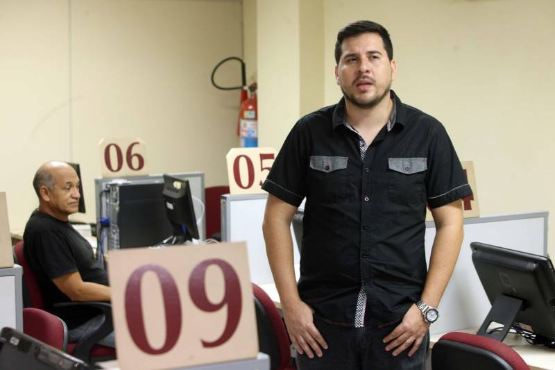 A melhor maneira de homenagear o Dia do Trabalhador é reforçar a importância dos profissionais para a economia do Estado e apoiar os que precisam de orientação para entrada no mercado de trabalho. Para tanto, o Pará possui 40 postos de atendimento da Casa do Trabalhador, em 35 municípios, espaços geridos pelo Governo do Estado, que concentra os serviços e atendimentos do Sistema Nacional do Emprego (Sine), órgão do governo federal, vinculado ao Ministério do Trabalho e Emprego (MTE), responsável pela intermediação de mão-de-obra em todo o país. Com a Casa do Trabalhador, o Governo do Estado está nas 12 regiões de integração. Na foto, o gerente de Trabalho e Emprego da Seaster, César Marba.
FOTO: IGOR BRANDÃO / AG. PARÁ
DATA: 01.03.2018
BELÉM - PARÁ <div class='credito_fotos'>Foto: IGOR BRANDÃO / AG. PARÁ | <a href='/midias/2018/originais/67789084-73c6-4b5b-af72-4d4b2543209e.jpg' download><i class='fa-solid fa-download'></i> Download</a></div>