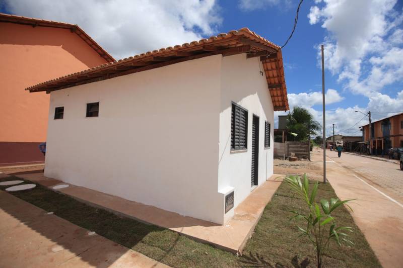 A Cohab entregou hoje(07) mais 30 unidades habitacionais do Projeto Taboquinha, em Icoaraci, que contempla a construção de moradias e infraestrutura urbana, incluindo a recuperação ambiental em torno do Igarapé Tabocão, propiciando a retomada das atividades dos pescadores da área. O projeto prevê ainda a entrega de mais 20 unidades habitacionais, o que deverá ocorrer em 2019. Seu Luís França, de 85 anos, foi um dos primeiros a chegar para a entrega das unidades habitacionais do Taboquinha. Ele ficou emocionado ao receber as chaves de sua nova casa. "Hoje é um dia de alegria pra mim, agradeço a todos que trabalharam nesse projeto, pra dar essa casa para nós", disse o idoso que irá morar com a filha no novo endereço.

FOTO: SIDNEY OLIVEIRA / AG. PARÁ
DATA: 07.12.2018
ICOARACI - PARÁ <div class='credito_fotos'>Foto: Sidney Oliveira/Ag. Pará   |   <a href='/midias/2018/originais/6778c269-25e6-4834-aaf7-c354f3e54f41.jpg' download><i class='fa-solid fa-download'></i> Download</a></div>